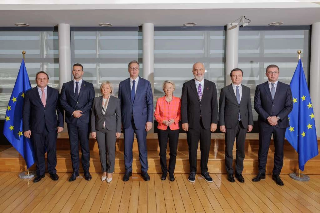 Briselski Politico: Vučić igra na dvije strane